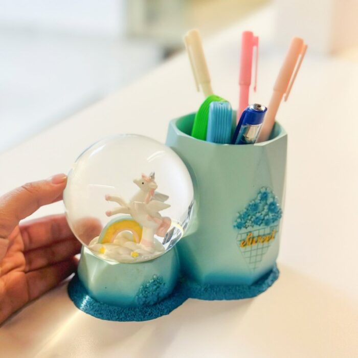 ⁦مقلمة مكتب مع كرة زجاجية مضيئة جبصين لون أزرق⁩ - الصورة ⁦2⁩