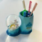 ⁦مقلمة مكتب مع كرة زجاجية مضيئة جبصين لون أزرق⁩ - الصورة ⁦3⁩