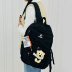 ⁦شنطة مدرسية مع دبدوب مقاس 16 انش لون أسود⁩ - الصورة ⁦3⁩