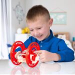 ⁦لعبة السيارة المتحركة بدرجة 360 مع أضواء وصوت لون أحمر⁩ - الصورة ⁦5⁩