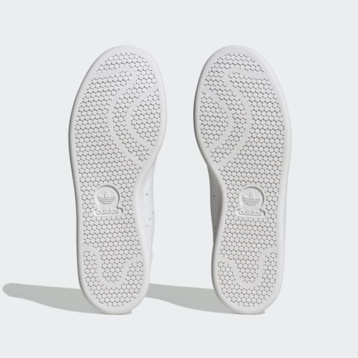 ⁦adidas Unisex Stan Smith Shoes - White- حذاء اديداس ستان سميث للجنسين لون أبيض⁩ - الصورة ⁦5⁩
