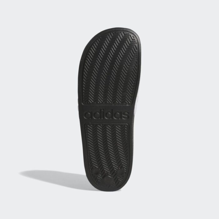 ⁦adidas Kids Adilette Shower Slides⁩ - الصورة ⁦6⁩