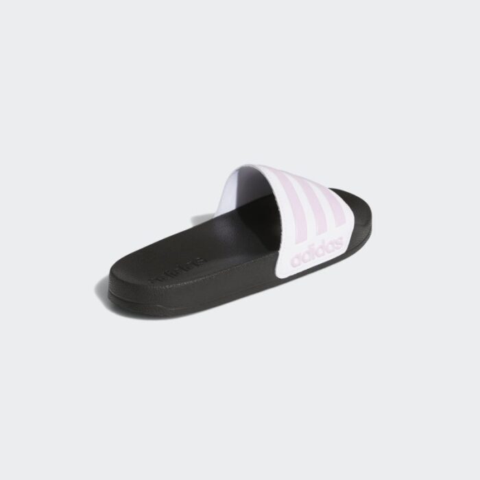 ⁦adidas Kids Adilette Shower Slides⁩ - الصورة ⁦9⁩