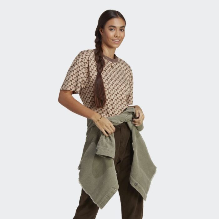 ⁦adidas Womens' ALL SZN x Logomania T-Shirt - تيشيرت اديداس اول اس زد ان اكس لوجومينا للنساء لون بني⁩ - الصورة ⁦2⁩