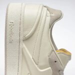 ⁦Reebok Victoria Beckham Club C Shoes- حذاء ريبوك فيكتوريا كلوب سي للنساء لون بيج⁩ - الصورة ⁦6⁩