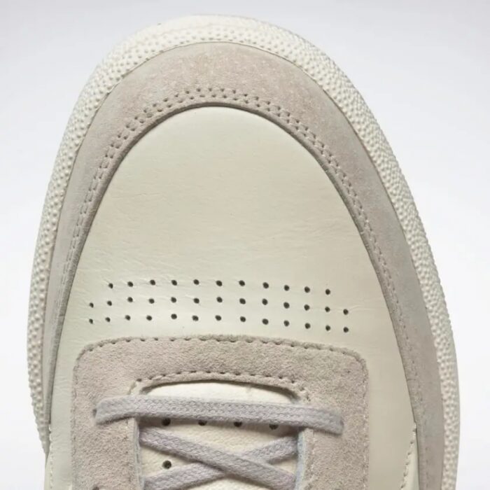 ⁦Reebok Victoria Beckham Club C Shoes- حذاء ريبوك فيكتوريا كلوب سي للنساء لون بيج⁩ - الصورة ⁦7⁩