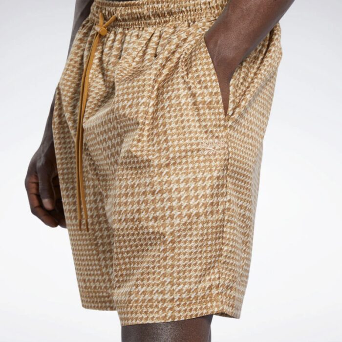 ⁦Reebok Mens' Classics Golf Shorts- شورت ريبوك كلاسيك جولف للرجال لون بني⁩ - الصورة ⁦4⁩