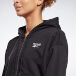 ⁦Reebok Women RI French Terry Full Zip Jacket- جاكيت هودي ريبوك فرينش تيري للنساء لون أسود⁩ - الصورة ⁦5⁩