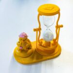 ⁦مقلمة مكتب مع ساعة رملية لون أبيض⁩ - الصورة ⁦2⁩