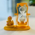 ⁦مقلمة مكتب مع ساعة رملية لون أبيض⁩ - الصورة ⁦5⁩