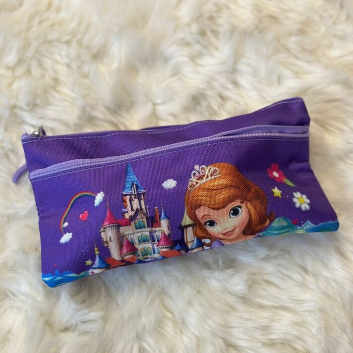 10327071_67db8916a90fd مقلمة قماش بتصميم ديزني رسمة ملكة لون بنفسجي - الصورة 1