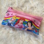 ⁦مقلمة قماش بتصميم ديزني رسمة الأميرات لون زهري⁩ - الصورة ⁦2⁩