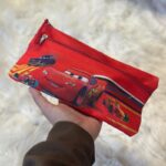 ⁦مقلمة قماش بتصميم ديزني رسمة سيارة لون أحمر⁩ - الصورة ⁦2⁩