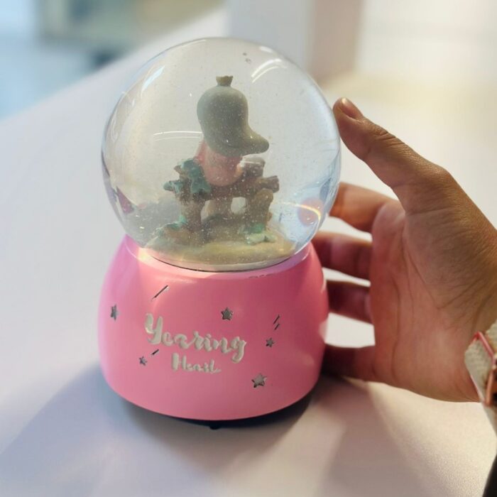 ⁦كرة ثلج بلورة بتصميم بنت بداخلها لون زهري⁩ - الصورة ⁦3⁩