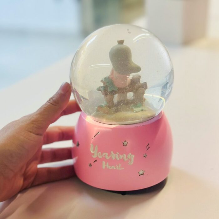 ⁦كرة ثلج بلورة بتصميم بنت بداخلها لون زهري⁩ - الصورة ⁦4⁩