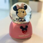 ⁦كرة ثلج بلورة بتصميم ميكي ماوس بداخلها لون زهري⁩ - الصورة ⁦2⁩