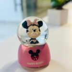 ⁦كرة ثلج بلورة بتصميم ميكي ماوس بداخلها لون زهري⁩ - الصورة ⁦3⁩