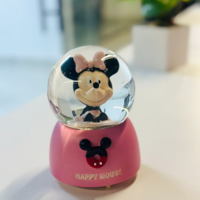 ⁦كرة ثلج بلورة بتصميم ميكي ماوس بداخلها لون زهري⁩ - الصورة ⁦3⁩