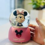 ⁦كرة ثلج بلورة بتصميم ميكي ماوس بداخلها لون زهري⁩ - الصورة ⁦4⁩