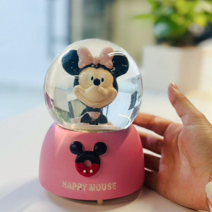 ⁦كرة ثلج بلورة بتصميم ميكي ماوس بداخلها لون زهري⁩ - الصورة ⁦4⁩