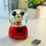 ⁦كرة ثلج بلورة بتصميم ميكي ماوس بداخلها لون أحمر⁩ - الصورة ⁦2⁩