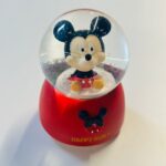 ⁦كرة ثلج بلورة بتصميم ميكي ماوس بداخلها لون أحمر⁩ - الصورة ⁦3⁩