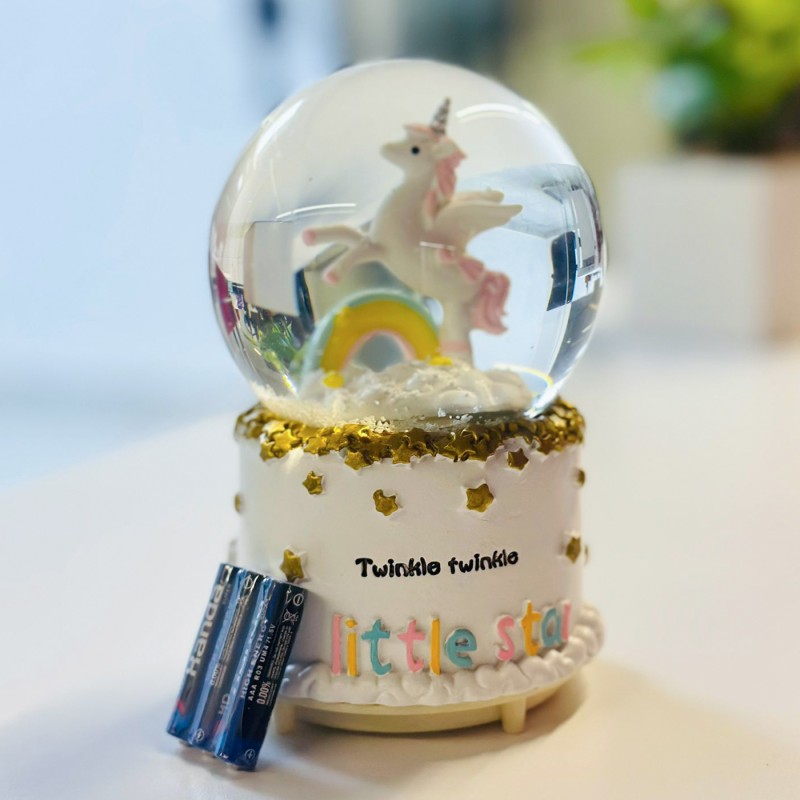 ⁦كرة ثلج بلورة بتصميم حصان بداخلها لون أبيض⁩ - الصورة ⁦1⁩