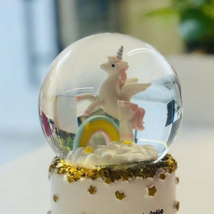 ⁦كرة ثلج بلورة بتصميم حصان بداخلها لون أبيض⁩ - الصورة ⁦2⁩