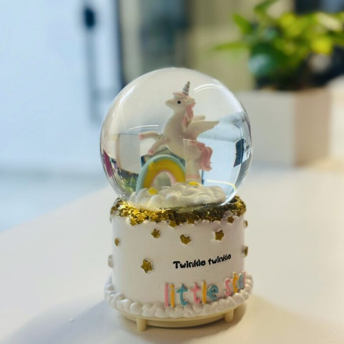 ⁦كرة ثلج بلورة بتصميم حصان بداخلها لون أبيض⁩ - الصورة ⁦4⁩