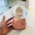 ⁦كرة ثلج بلورة بتصميم خاتم لون زهري⁩ - الصورة ⁦2⁩