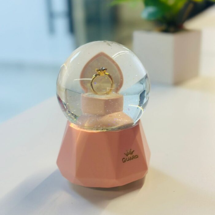 ⁦كرة ثلج بلورة بتصميم خاتم لون زهري⁩ - الصورة ⁦3⁩