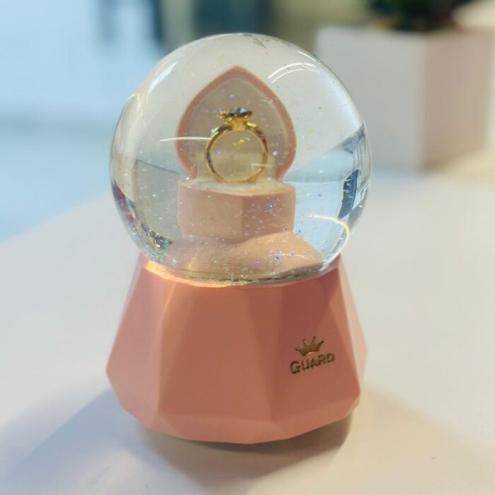 ⁦كرة ثلج بلورة بتصميم خاتم لون زهري⁩ - الصورة ⁦4⁩