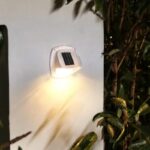 مصباح حائط يعمل بالطاقة الشمسية