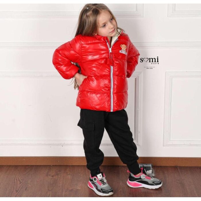 ⁦سترة بوليستر مبطنة من الداخل للأطفال لون أحمر من Sami Boutique⁩ - الصورة ⁦5⁩