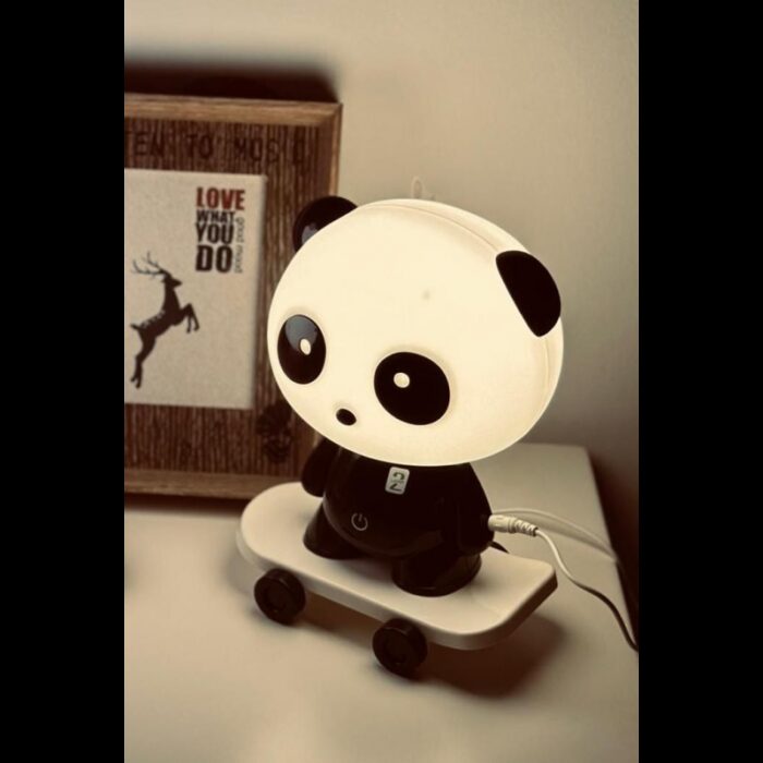 ⁦مصباح مكتب بتصميم دب باندا للأطفال لون أسود وأبيض-Kids Table Lamp⁩ - الصورة ⁦4⁩