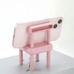 ⁦حامل جوال بلاستيك بتصميم كرسي لون زهري⁩ - الصورة ⁦3⁩