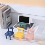 ⁦حامل جوال بلاستيك بتصميم كرسي لون أخضر⁩ - الصورة ⁦2⁩