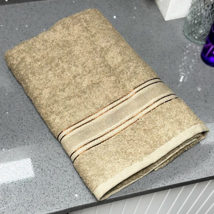 ⁦منشفة قطنية حجم كبير مقاس 142×91 سم لون بيج⁩ - الصورة ⁦4⁩