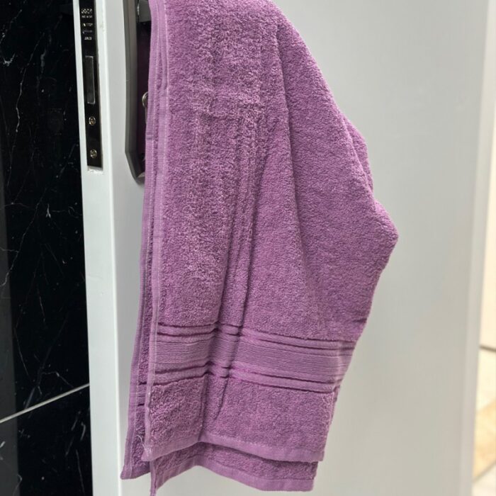 10327920_67db8c4e84c31 منشفة قطنية حجم كبير مقاس 142×91 سم لون بنفسجي - الصورة 1