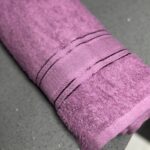 ⁦منشفة قطنية حجم كبير مقاس 142×91 سم لون بنفسجي⁩ - الصورة ⁦3⁩
