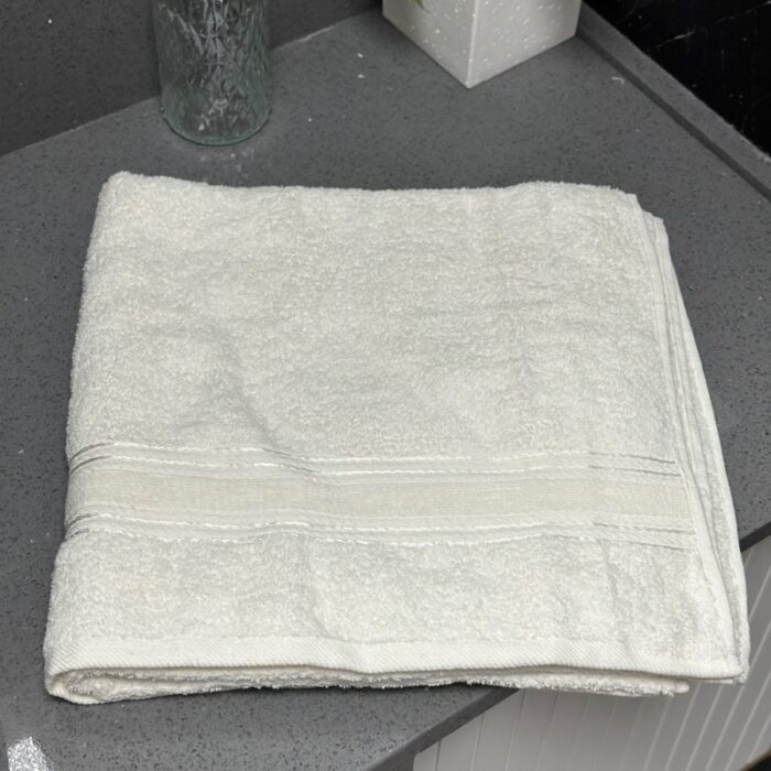 10327921_67db8c5230be2 منشفة قطنية حجم كبير مقاس 142×91 سم لون أبيض - الصورة 1