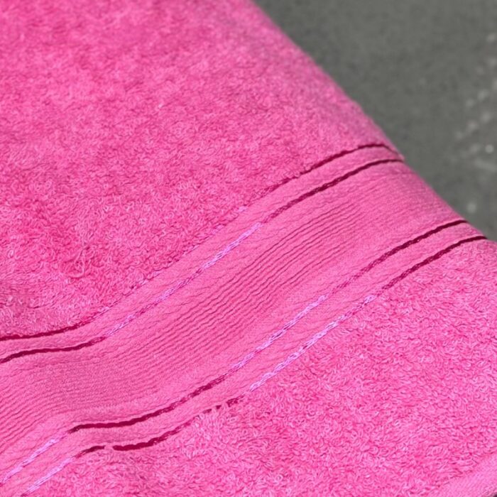 ⁦منشفة قطنية حجم كبير مقاس 142×91 سم لون زهري⁩ - الصورة ⁦1⁩