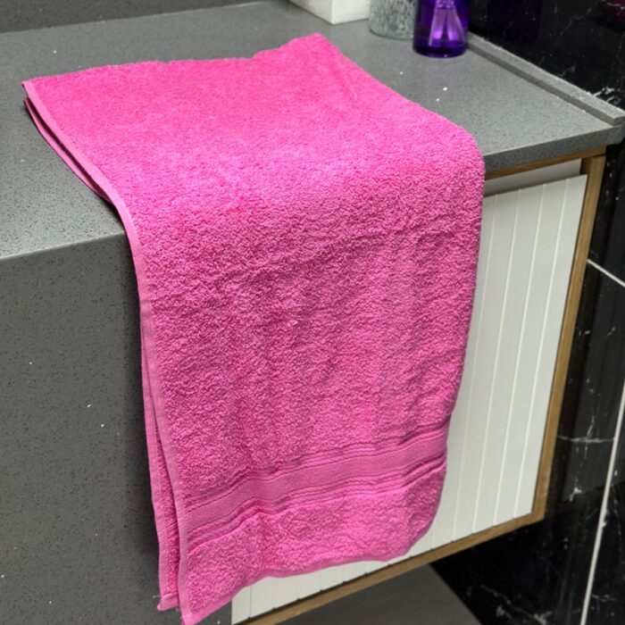 ⁦منشفة قطنية حجم كبير مقاس 142×91 سم لون زهري⁩ - الصورة ⁦2⁩