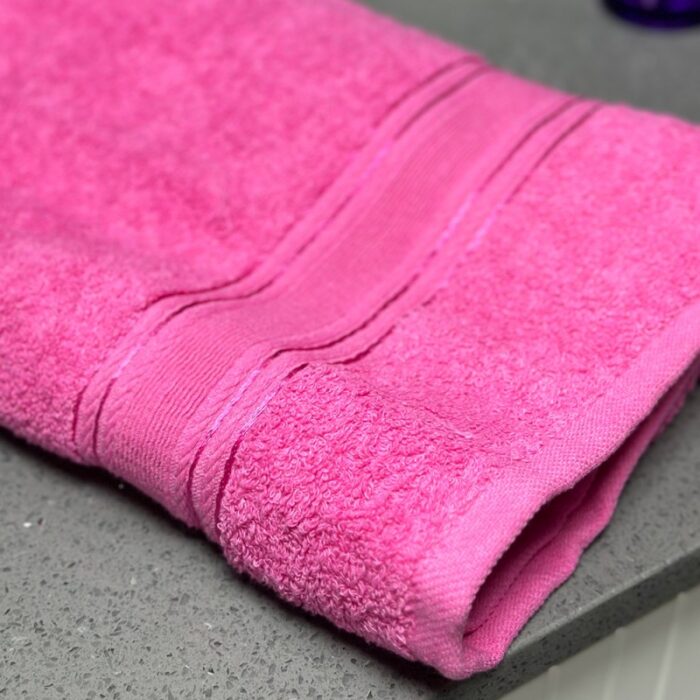 ⁦منشفة قطنية حجم كبير مقاس 142×91 سم لون زهري⁩ - الصورة ⁦4⁩