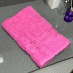 ⁦منشفة قطنية حجم كبير مقاس 142×91 سم لون زهري⁩ - الصورة ⁦5⁩