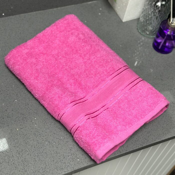 ⁦منشفة قطنية حجم كبير مقاس 142×91 سم لون زهري⁩ - الصورة ⁦5⁩