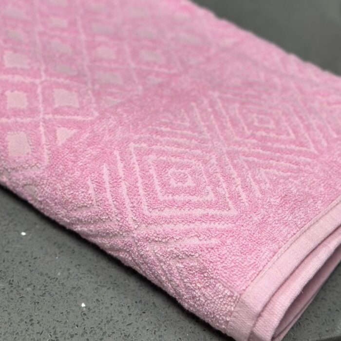 ⁦منشفة قطنية حجم كبير مقاس 145×95 سم لون زهري⁩ - الصورة ⁦2⁩