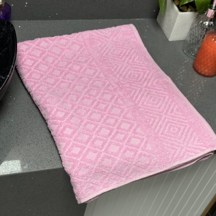 ⁦منشفة قطنية حجم كبير مقاس 145×95 سم لون زهري⁩ - الصورة ⁦4⁩