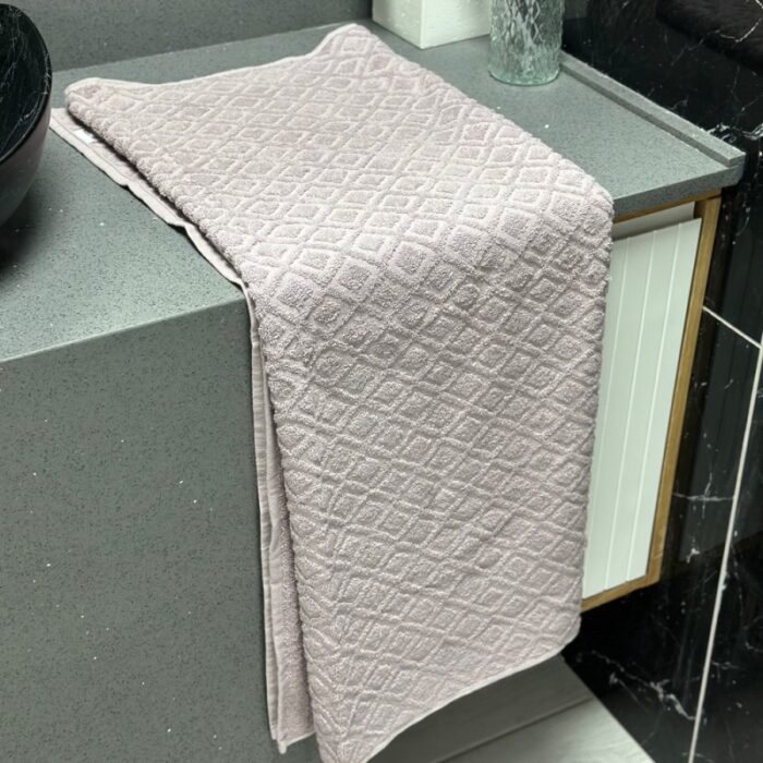 ⁦منشفة قطنية حجم كبير مقاس 145×95 سم لون بنفسجي⁩ - الصورة ⁦2⁩