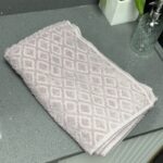 ⁦منشفة قطنية حجم كبير مقاس 145×95 سم لون بنفسجي⁩ - الصورة ⁦3⁩